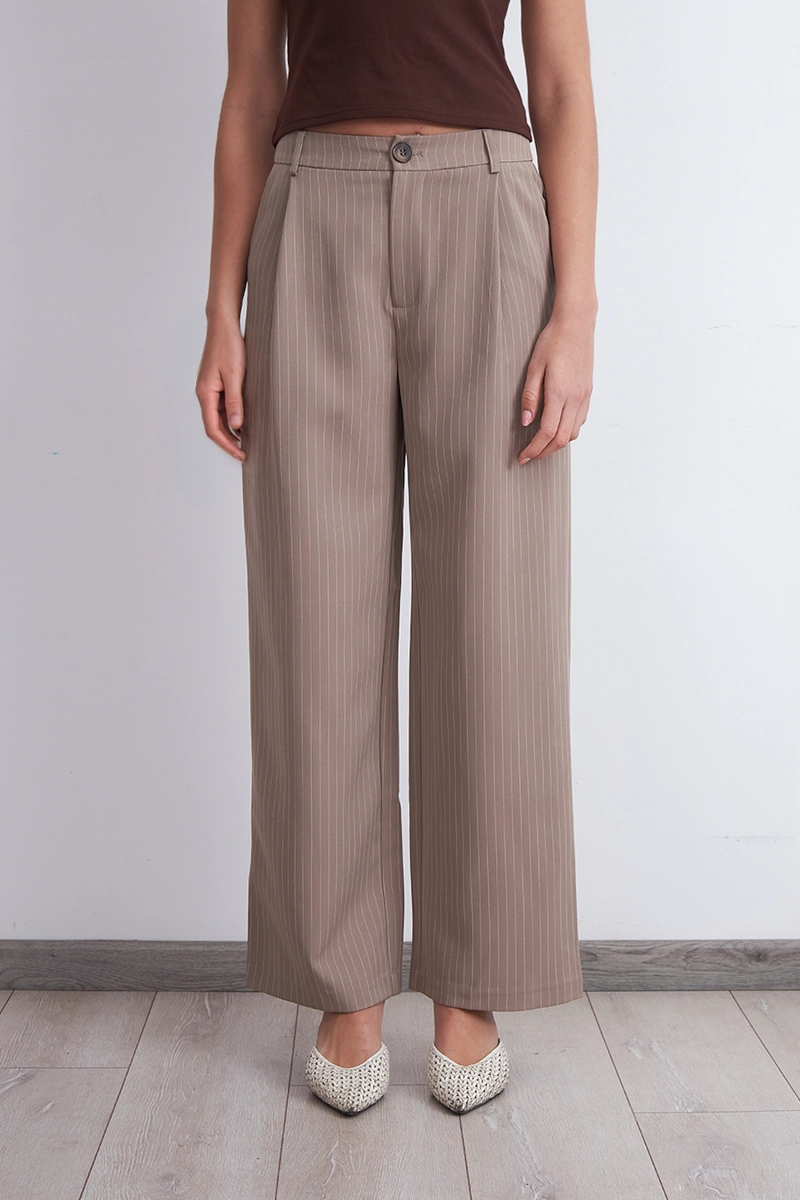 PANTALON RECTO RAYA DIPLOMATICA KHAKI MUJER NICOPOLY - 2