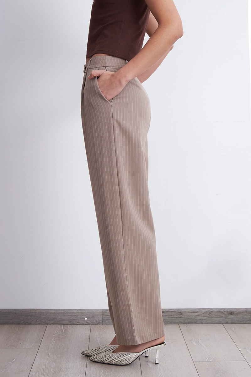 PANTALON RECTO RAYA DIPLOMATICA KHAKI MUJER NICOPOLY - 3