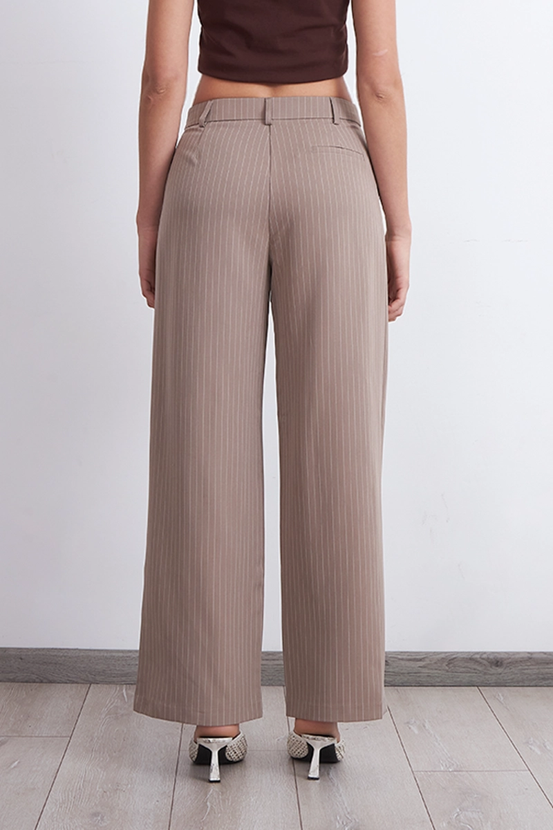 PANTALON RECTO RAYA DIPLOMATICA KHAKI MUJER NICOPOLY - 4