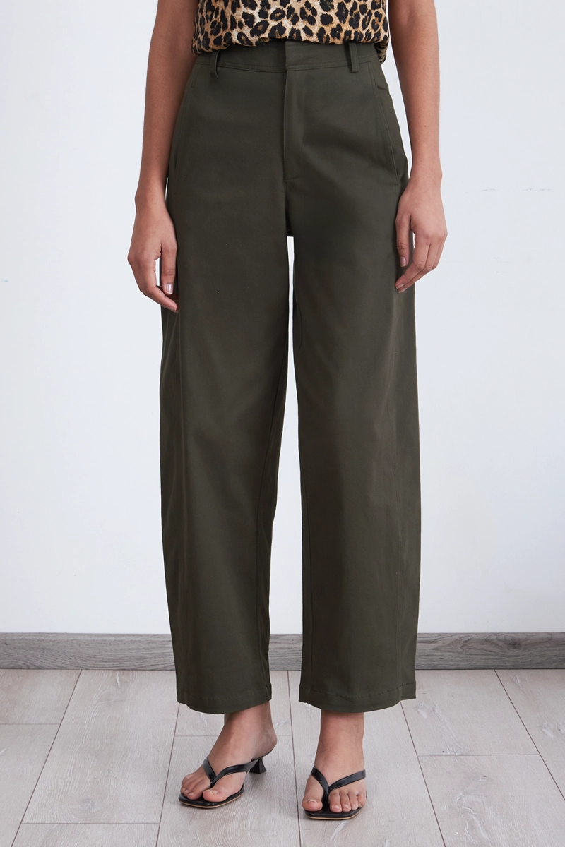 PANTALON CORTE BARREL OLIVA MUJER NICOPOLY - 2