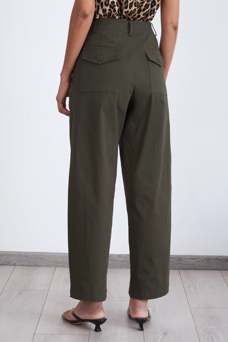 PANTALON CORTE BARREL OLIVA MUJER NICOPOLY - 4