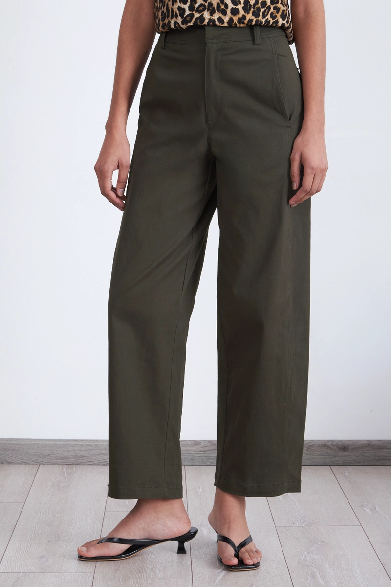 PANTALON CORTE BARREL OLIVA MUJER NICOPOLY - 6