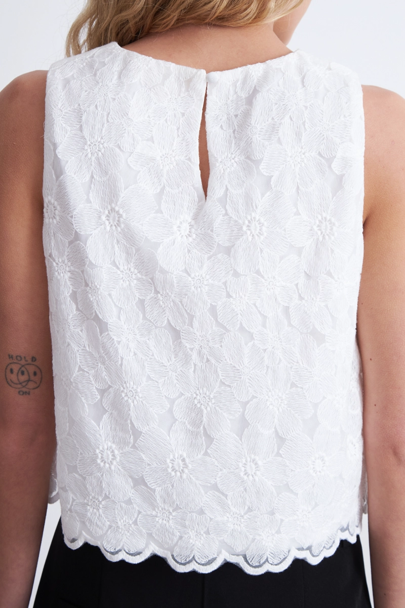 TOP SIN MANGA DE ENCAJE FLORES BLANCO NICOPOLY - 6