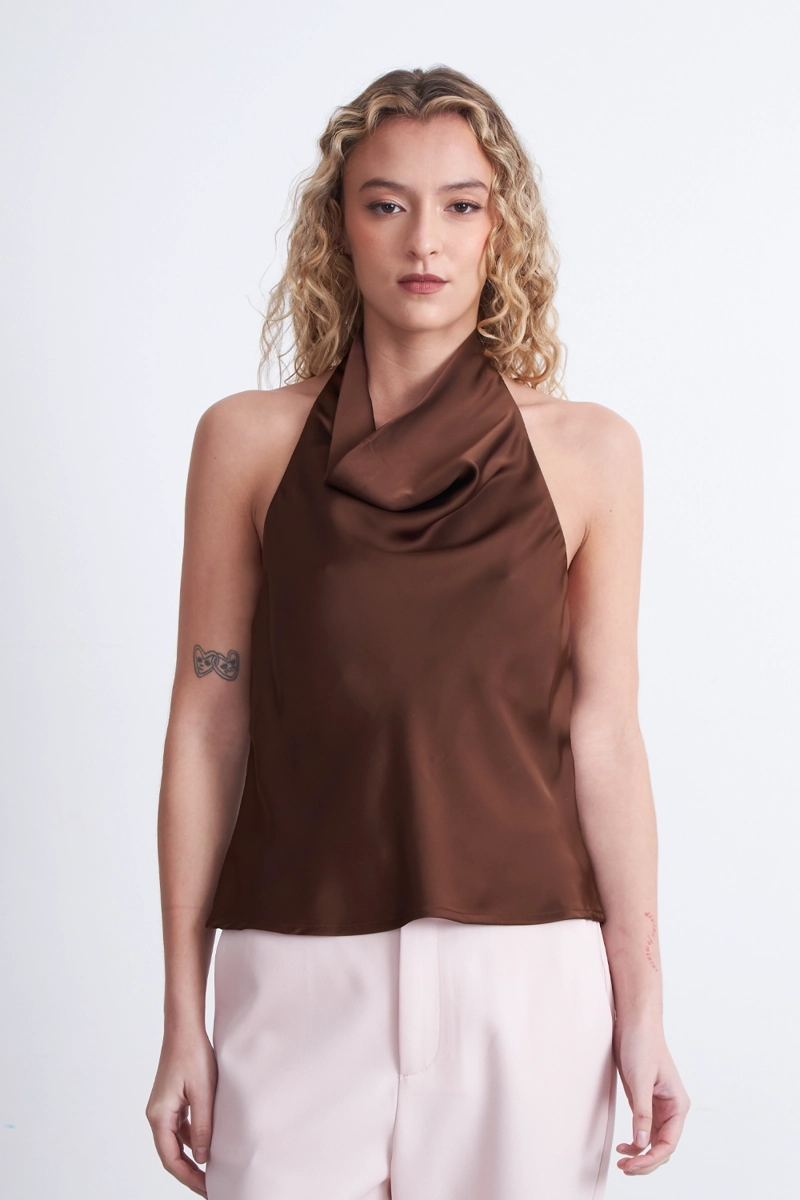 BLUSA DRAPEADA TIPO SATIN CUELLO ALTO CAFE MUJER NICOPOLY - 2