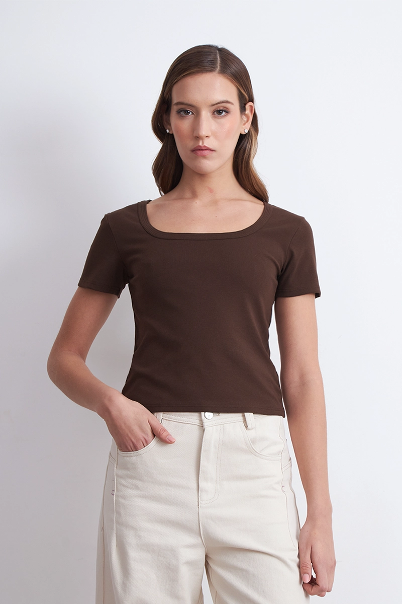 POLERA BASICA MANGA CORTA CUELLO U CAFE MUJER NICOPOLY - 1