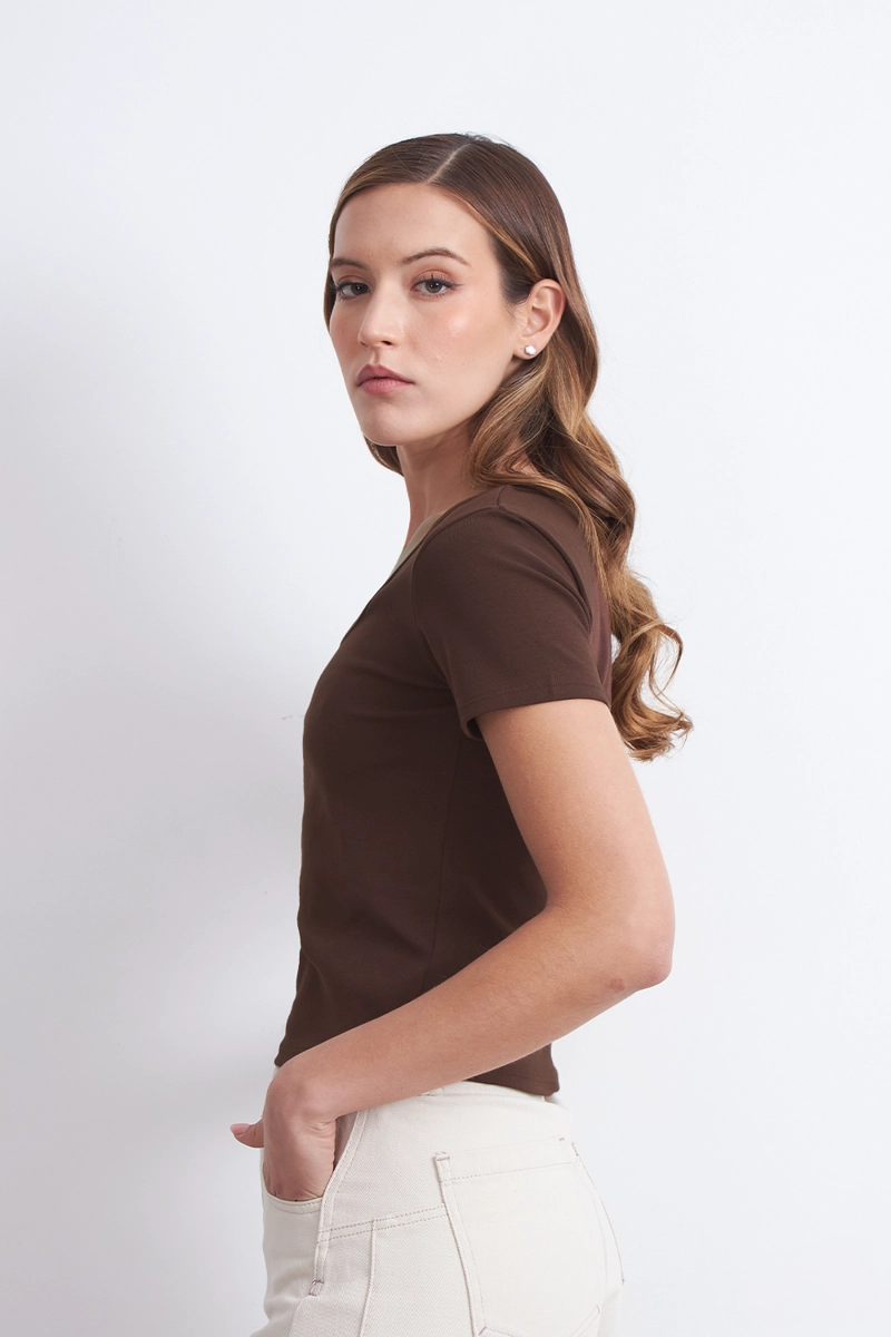 POLERA BASICA MANGA CORTA CUELLO U CAFE MUJER NICOPOLY - 3
