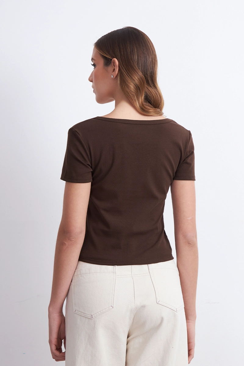 POLERA BASICA MANGA CORTA CUELLO U CAFE MUJER NICOPOLY - 4