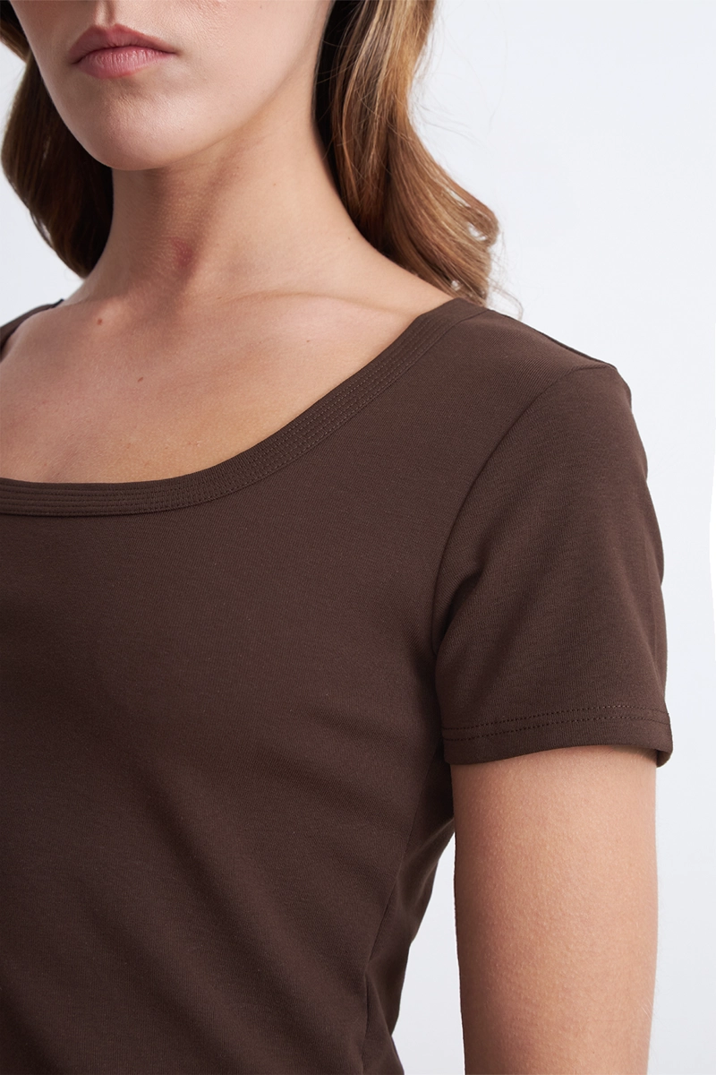 POLERA BASICA MANGA CORTA CUELLO U CAFE MUJER NICOPOLY - 7
