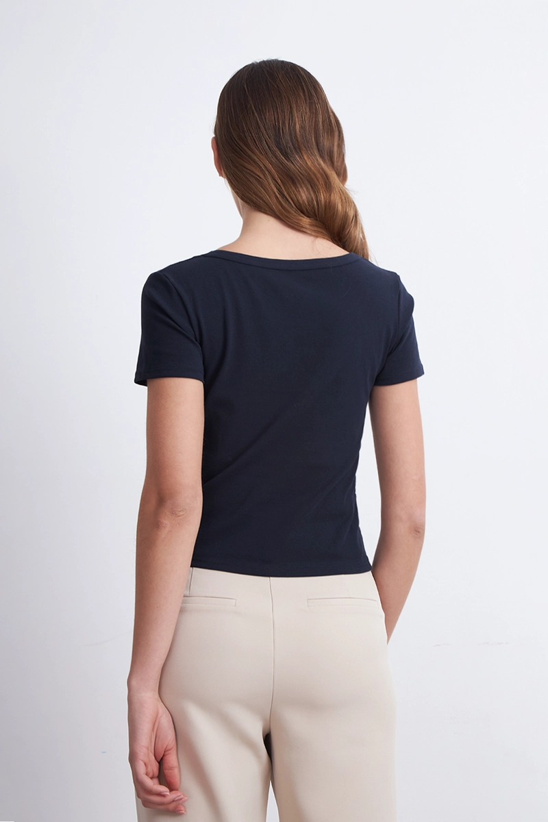 POLERA BASICA MANGA CORTA CUELLO U AZUL MARINO MUJER NICOPOLY - 4