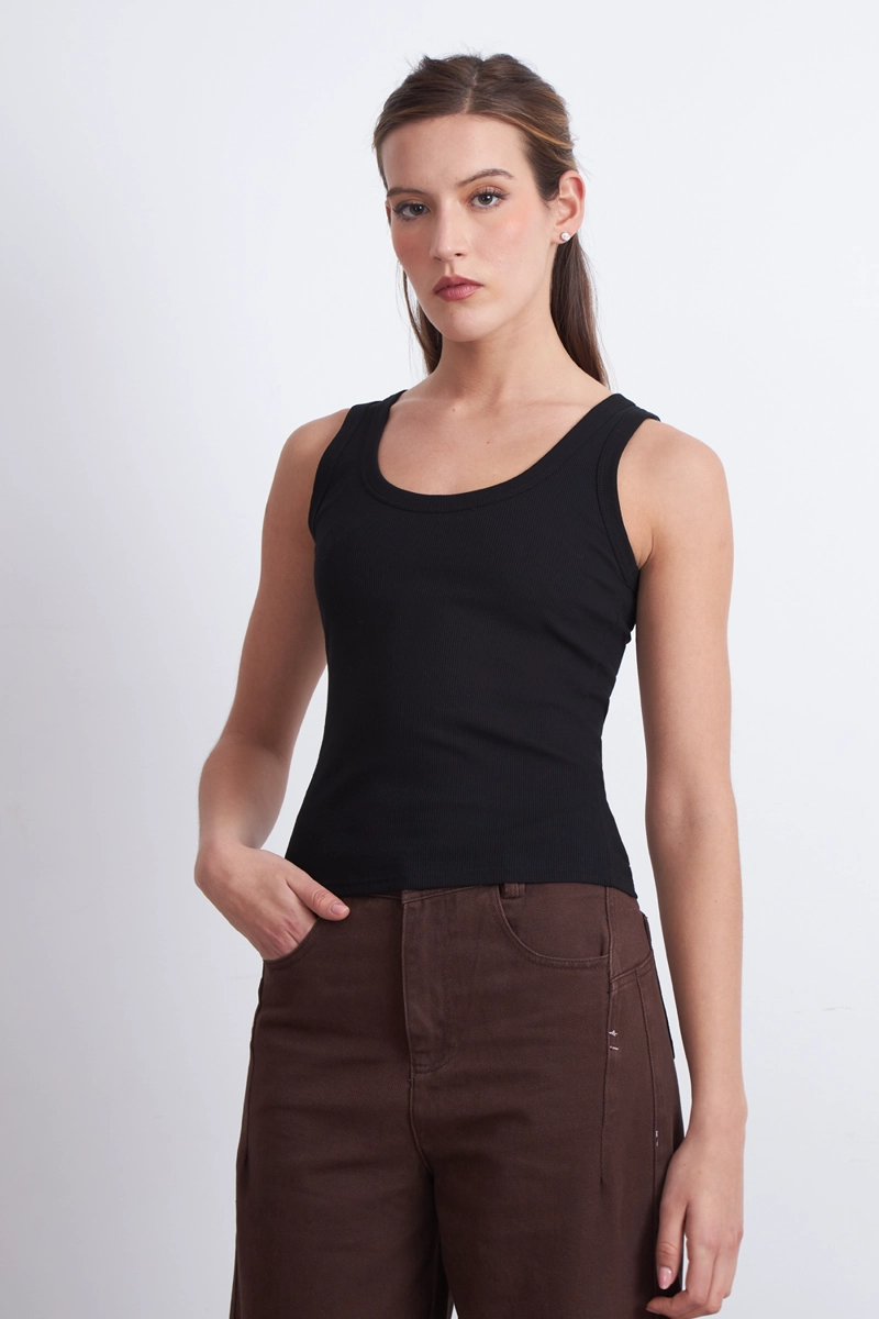 TOP SIN MANGAS CUELLO U NEGRO MUJER NICOPOLY - 1
