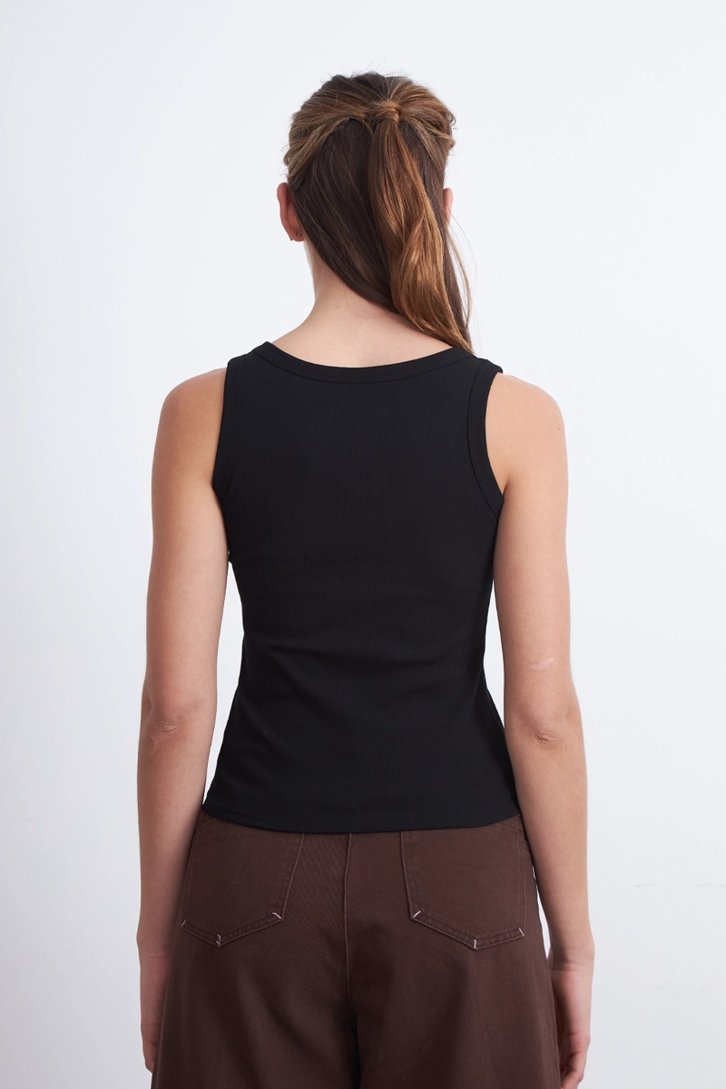 TOP SIN MANGAS CUELLO U NEGRO MUJER NICOPOLY - 4
