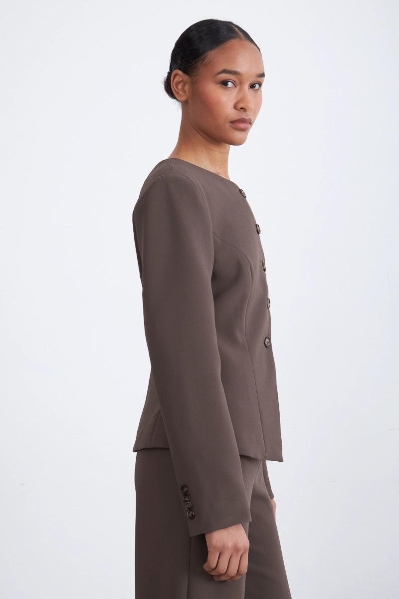 BLAZER PEPLUM BOTONES CAFE MUJER NICOPOLY - 3