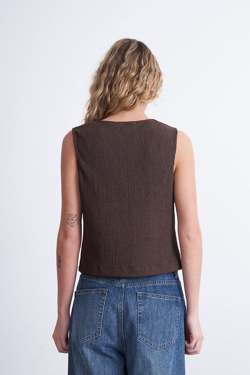 GILET TEXTURIZADO CREPE MOCCA MUJER NICOPOLY - 4