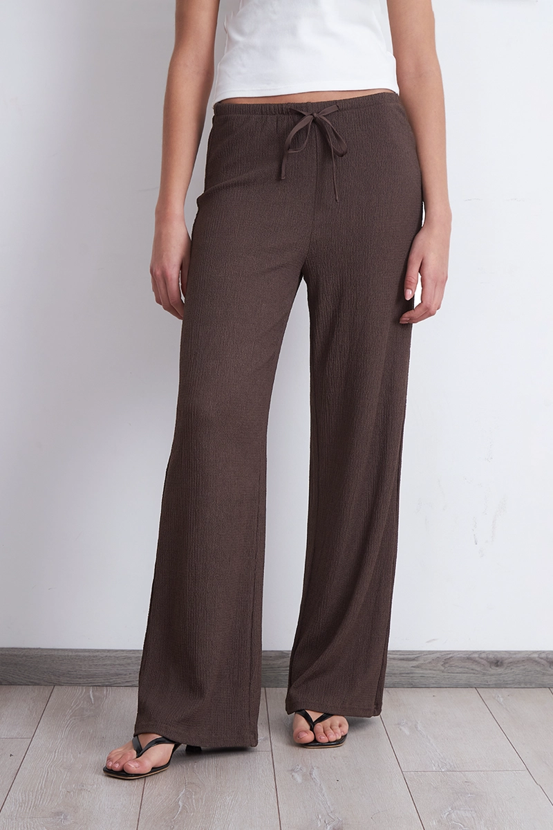 PANTALON CREPE CON LAZO AJUSTABLE MOCCA MUJER NICOPOLY - 1