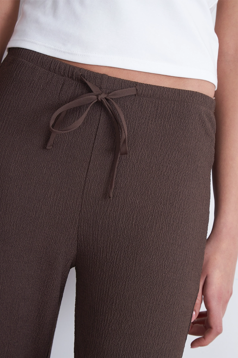 PANTALON CREPE CON LAZO AJUSTABLE MOCCA MUJER NICOPOLY - 7