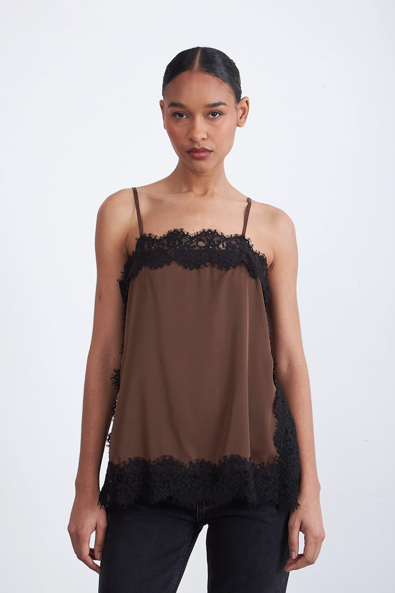 BLUSA ENCAJE Y ABERTURAS LATERALES CAFE MUJER NICOPOLY - 1