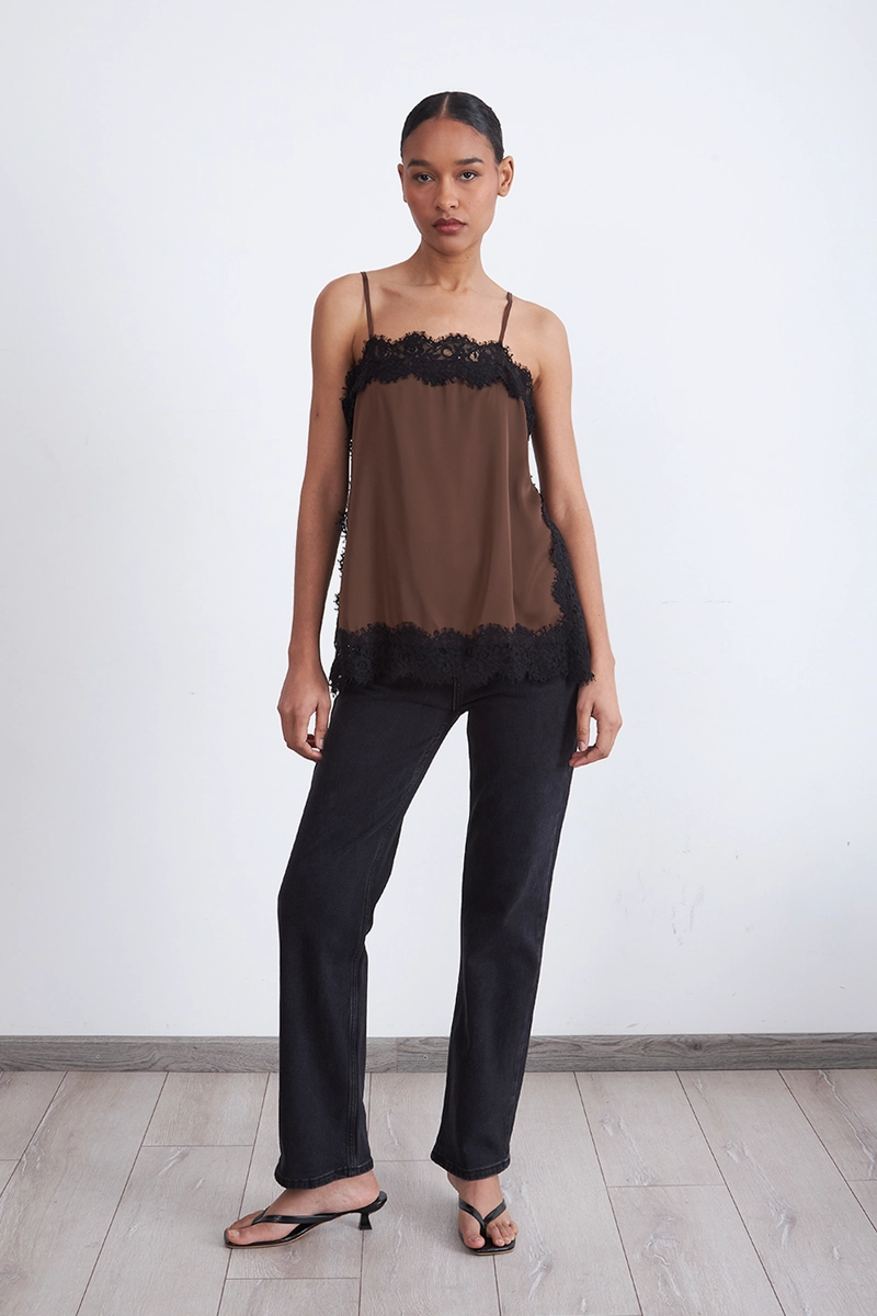 BLUSA ENCAJE Y ABERTURAS LATERALES CAFE MUJER NICOPOLY - 2