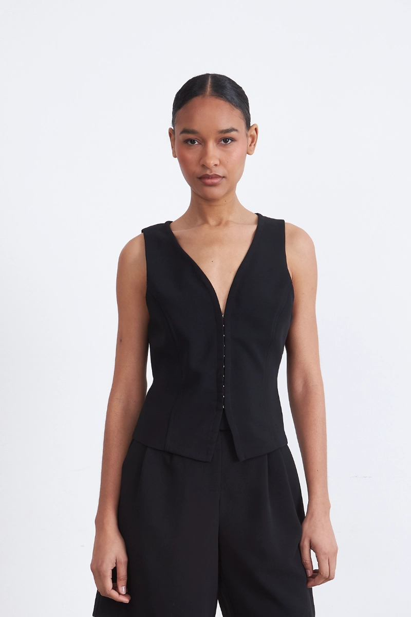 GILET ESCOTE EN V PROFUNDO NEGRO MUJER NICOPOLY - 1