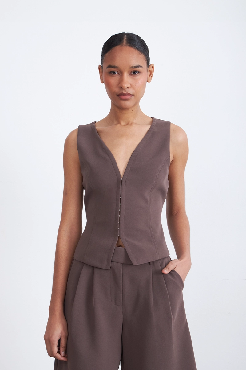 GILET ESCOTE EN V PROFUNDO CAFE MUJER NICOPOLY - 1