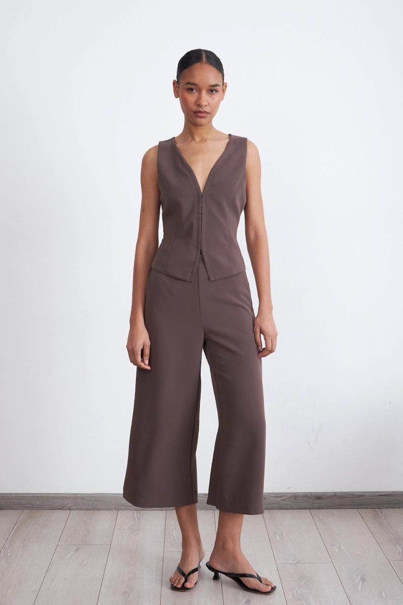 GILET ESCOTE EN V PROFUNDO CAFE MUJER NICOPOLY - 2