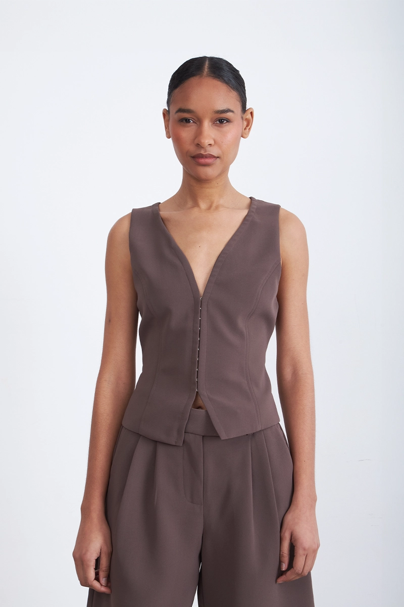GILET ESCOTE EN V PROFUNDO CAFE MUJER NICOPOLY - 6