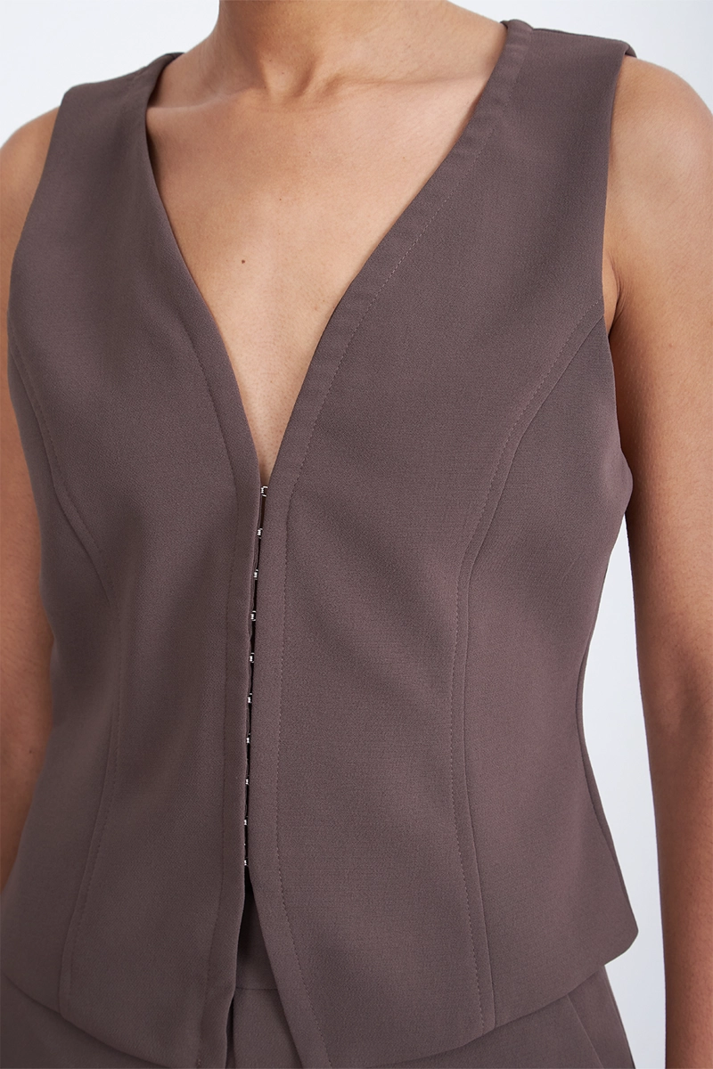 GILET ESCOTE EN V PROFUNDO CAFE MUJER NICOPOLY - 7