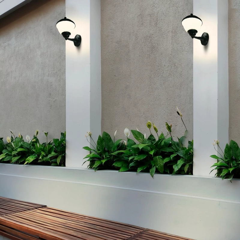 APLIQUE UNIDIRECCIONAL DE ESTILO CONTEMPORANEO, IDEAL PARA ILUMINAR TERRAZAS O FACHADAS BAJO ALERO. - 2