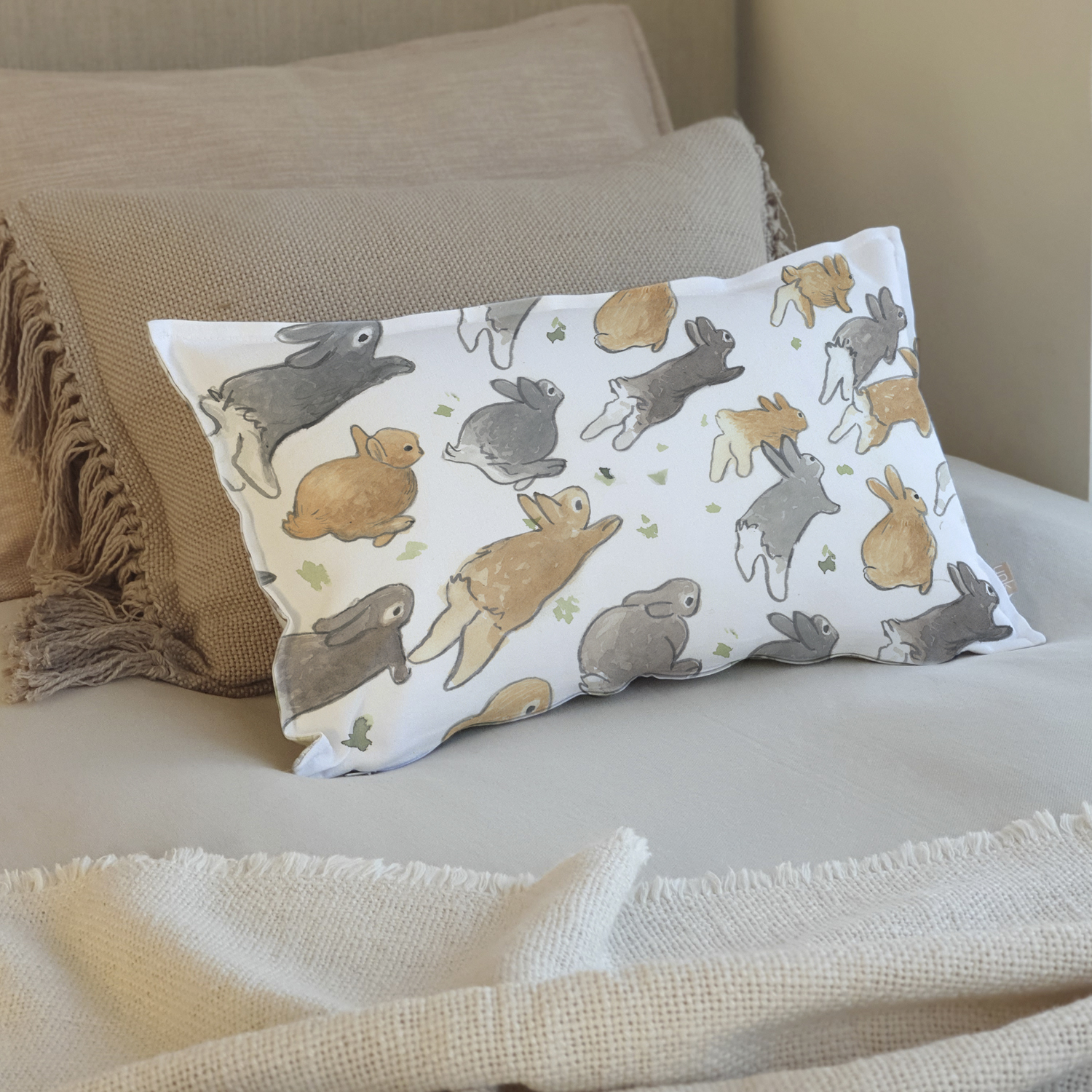 FUNDA COJÍN ESTAMPADO 50X30 CONEJOS CORRIENDO - 2