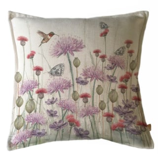 FUNDA MARGARITA SCHEEL PARA CASA ALVARINHO COJÍN MARISA JARDÍN SILVESTRE 45 X 45 CM LILA ROJO - 1