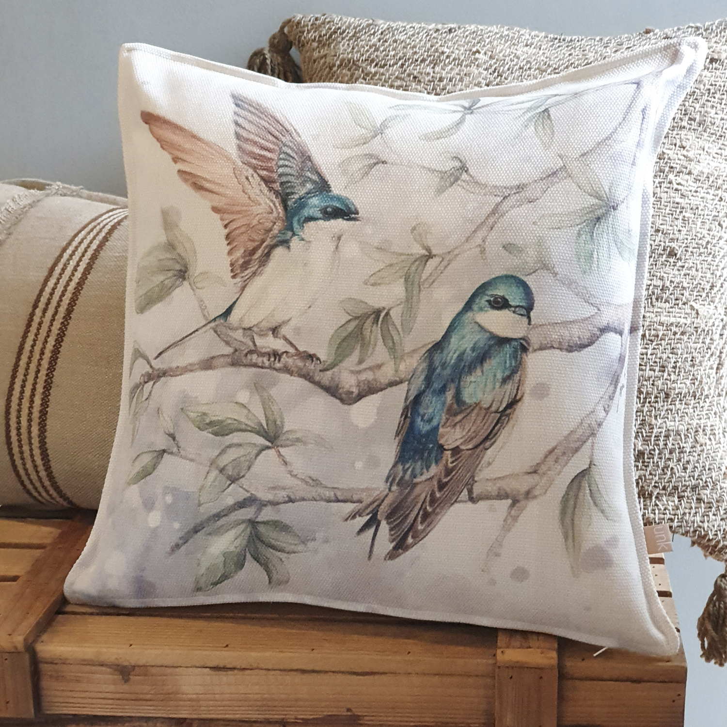 FUNDA COJÍN MARGARITA SCHEEL PARA CASA ALVARINHO MARISA GOLONDRINAS 45 X 45 CM - 2