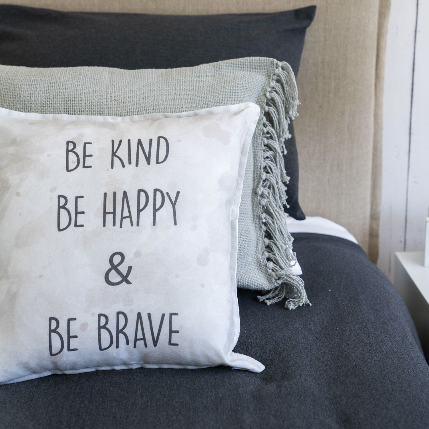 FUNDA COJÍN MARGARITA SCHEEL PARA CASA ALVARINHO ALGODÓN KIND HAPPY AND BRAVE 45 X 45 CM MULTICOLOR - 2