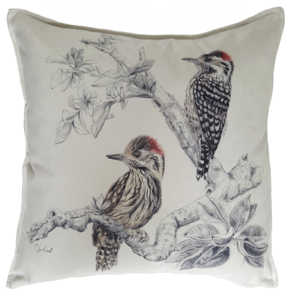 FUNDA COJÍN MARGARITA SCHEEL PARA CASA ALVARINHO VELVET ENCANTO CARPINTERITOS 45 X 45 CM MULTICOLOR - 1