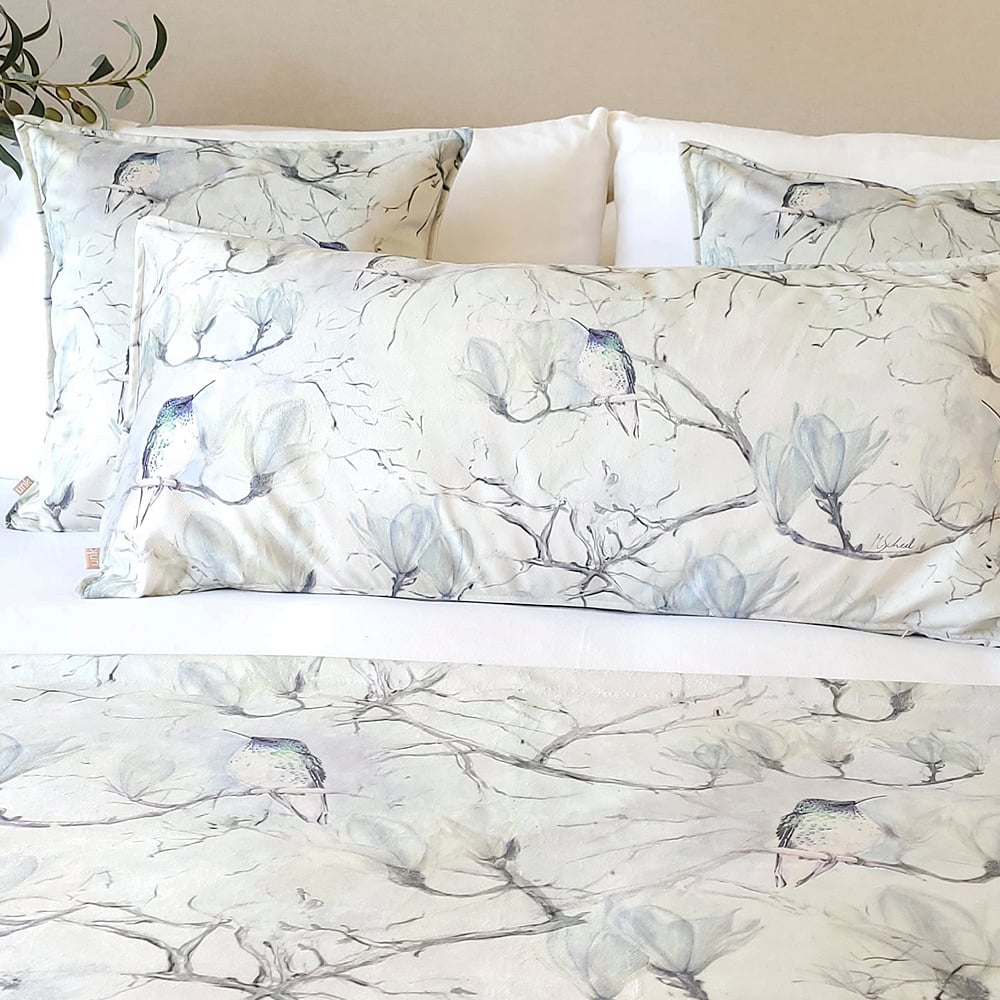 COJÍN MARGARITA SCHEEL PARA CASA ALVARINHO VELVET MAGNOLIO PICAFLOR XL 90 X 40 CM MULTICOLOR - 3