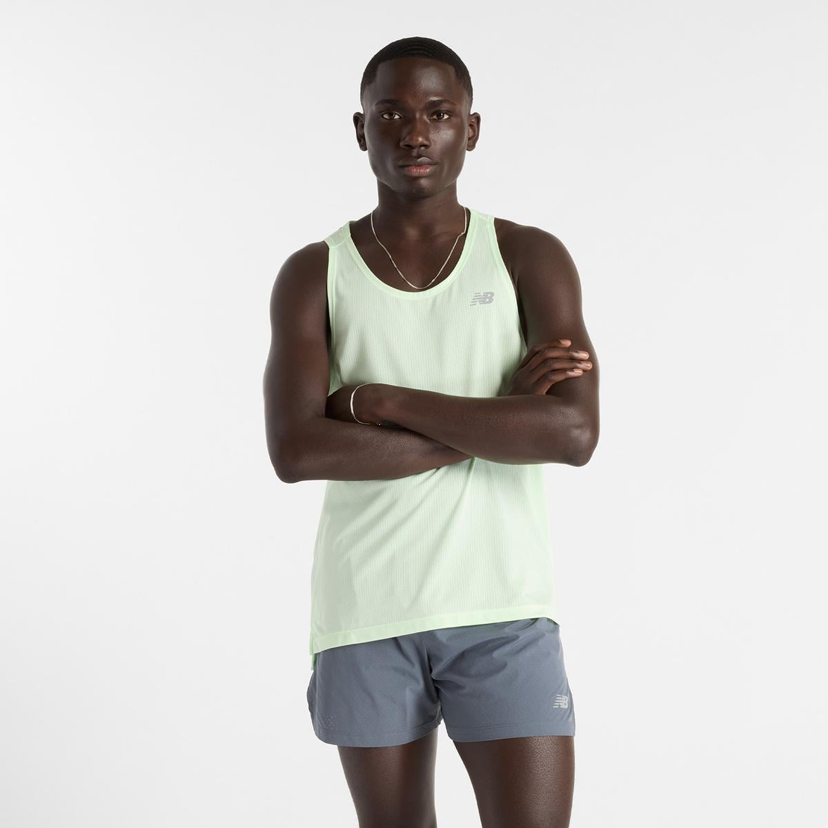 NEW BALANCE POLERA SIN MANGAS RUNNING HOMBRE NEW BALANCE ATHLETIC VERDE