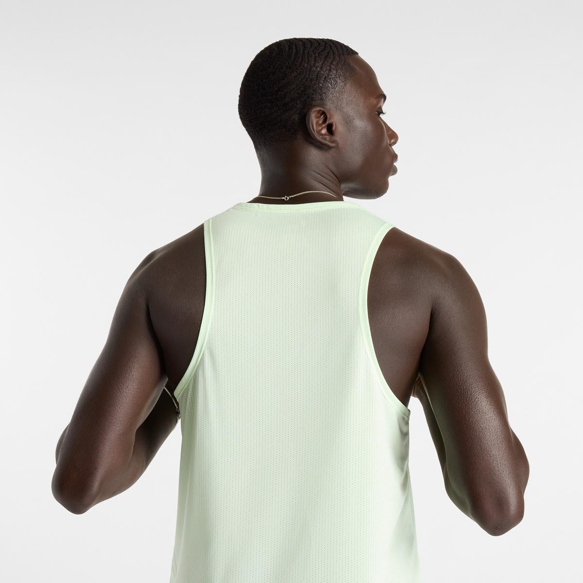 POLERA SIN MANGAS RUNNING HOMBRE NEW BALANCE ATHLETIC VERDE - 2