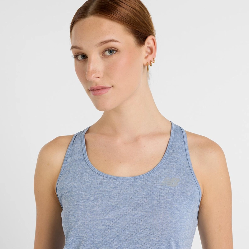 POLERA SIN MANGAS RUNNING MUJER NEW BALANCE ATHLETIC CELESTE - 4