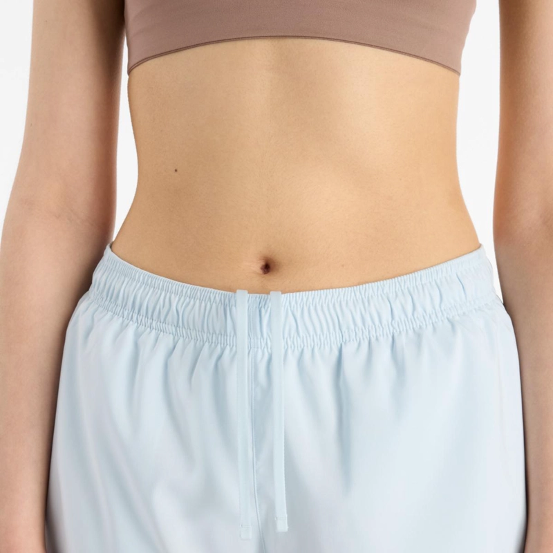 SHORT MUJER NEW BALANCE SPORT ESSENTIALS CELESTE - 4