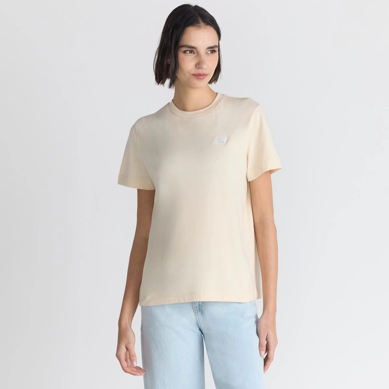 POLERA LIFESTYLE MUJER NEW BALANCE SPORT ESSENTIALS BEIGE - 4
