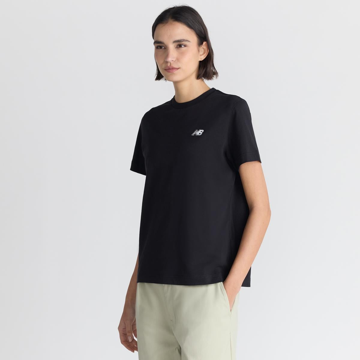 POLERA MUJER NEW BALANCE ESSENTIALS NEGRA - 2