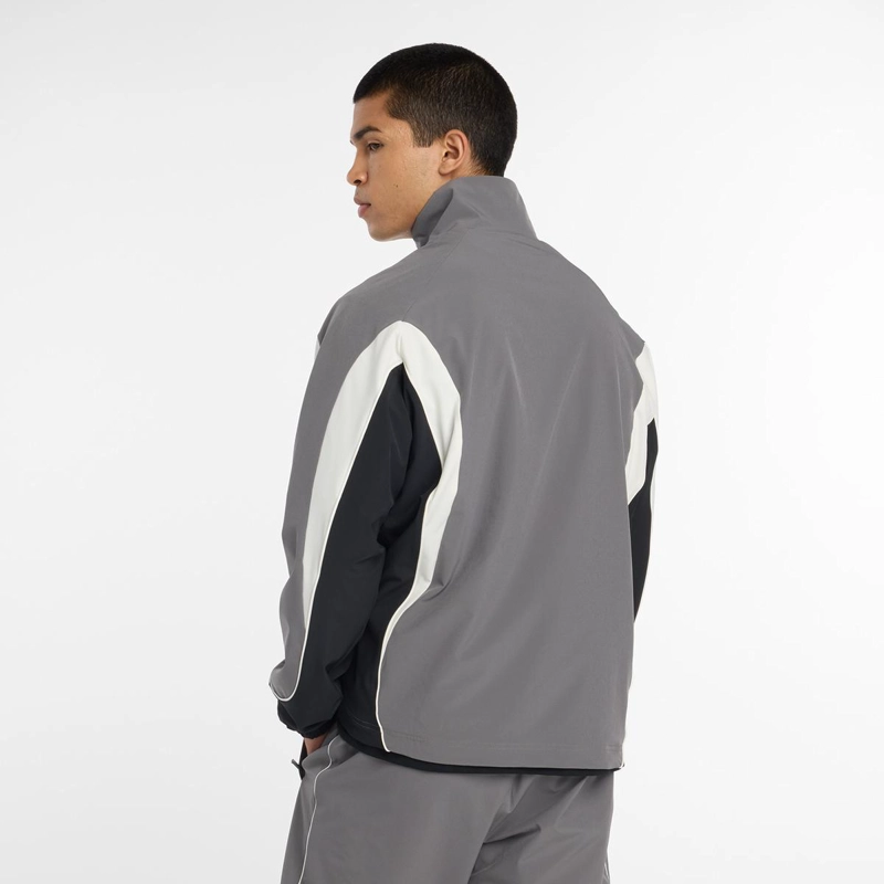 CHAQUETA LIFESTYLE HOMBRE NEW BALANCE IN GAME WOVEN GRIS - 2