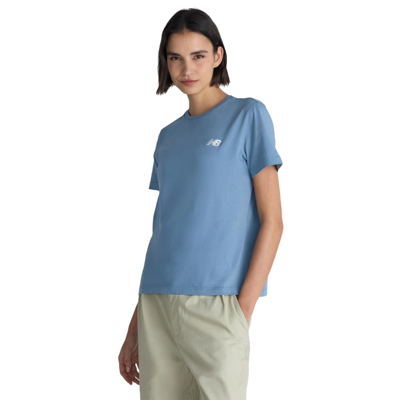 POLERA LIFESTYLE MUJER NEW BALANCE SPORT ESSENTIALS CELESTE - 1