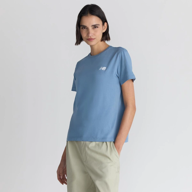 POLERA LIFESTYLE MUJER NEW BALANCE SPORT ESSENTIALS CELESTE - 3