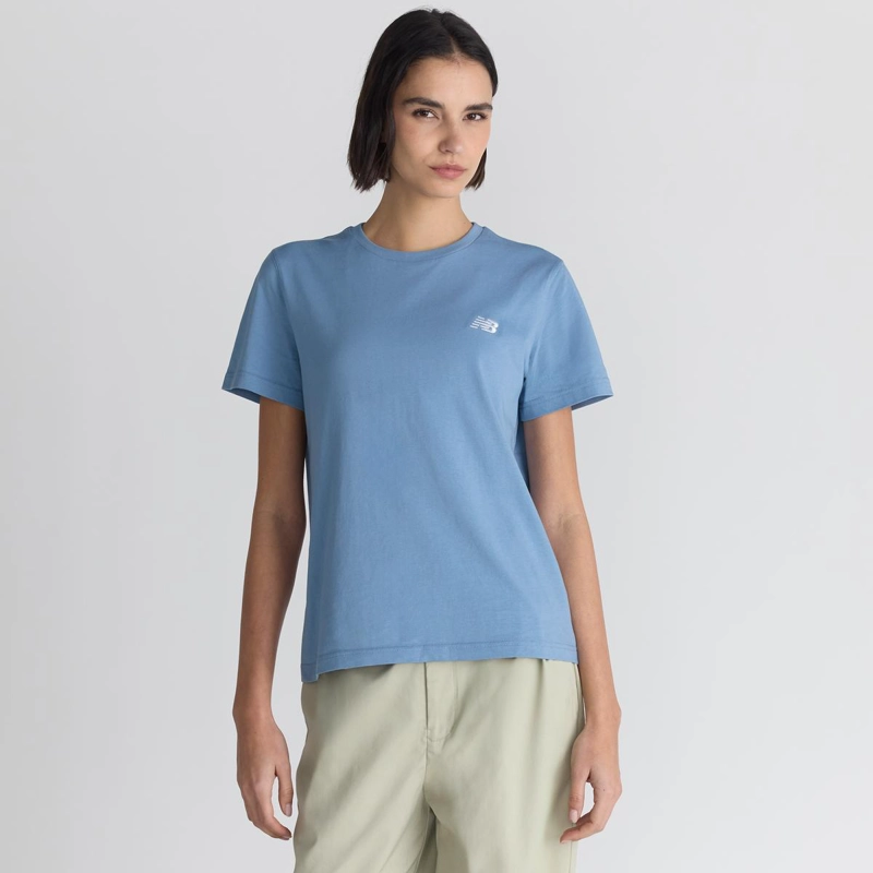 POLERA LIFESTYLE MUJER NEW BALANCE SPORT ESSENTIALS CELESTE - 4