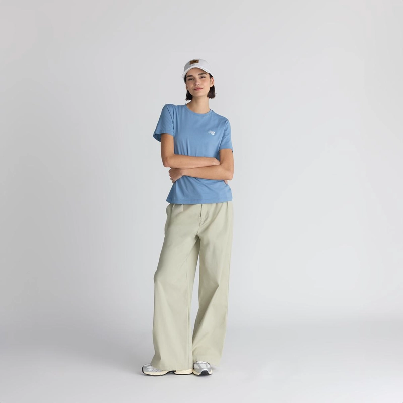 POLERA LIFESTYLE MUJER NEW BALANCE SPORT ESSENTIALS CELESTE - 5