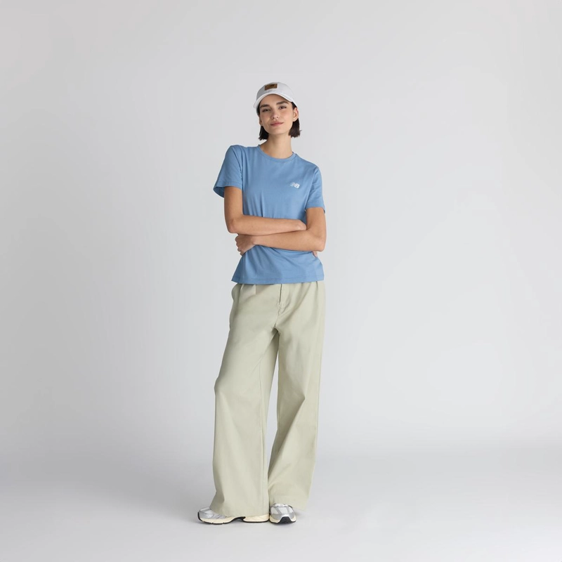 POLERA LIFESTYLE MUJER NEW BALANCE SPORT ESSENTIALS CELESTE - 5