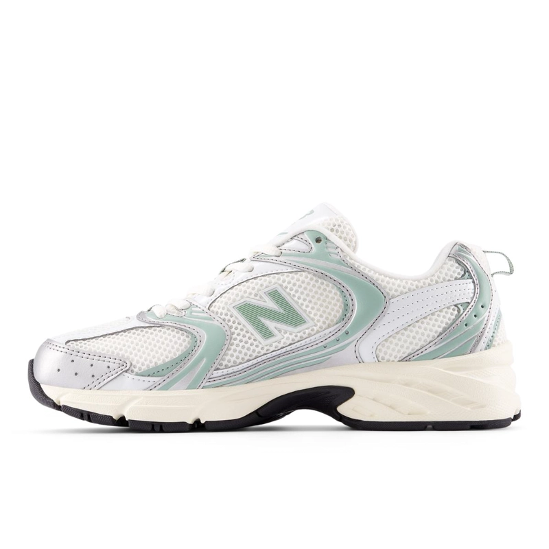ZAPATILLAS URBANAS UNISEX NEW BALANCE 530 BLANCA PLATEADO - 4