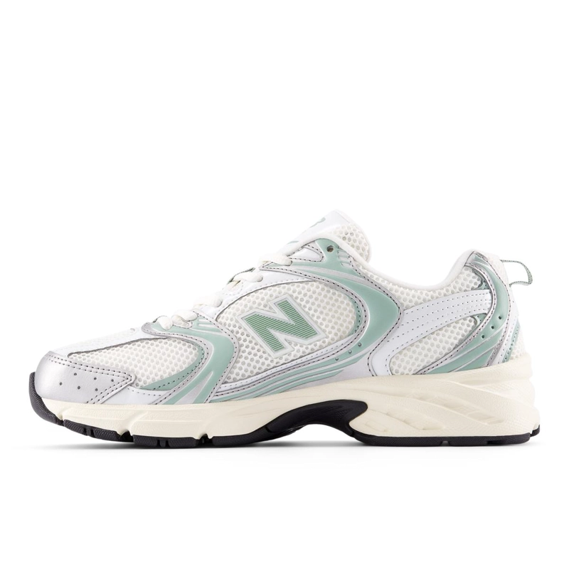 ZAPATILLAS URBANAS UNISEX NEW BALANCE 530 BLANCA PLATEADO - 4