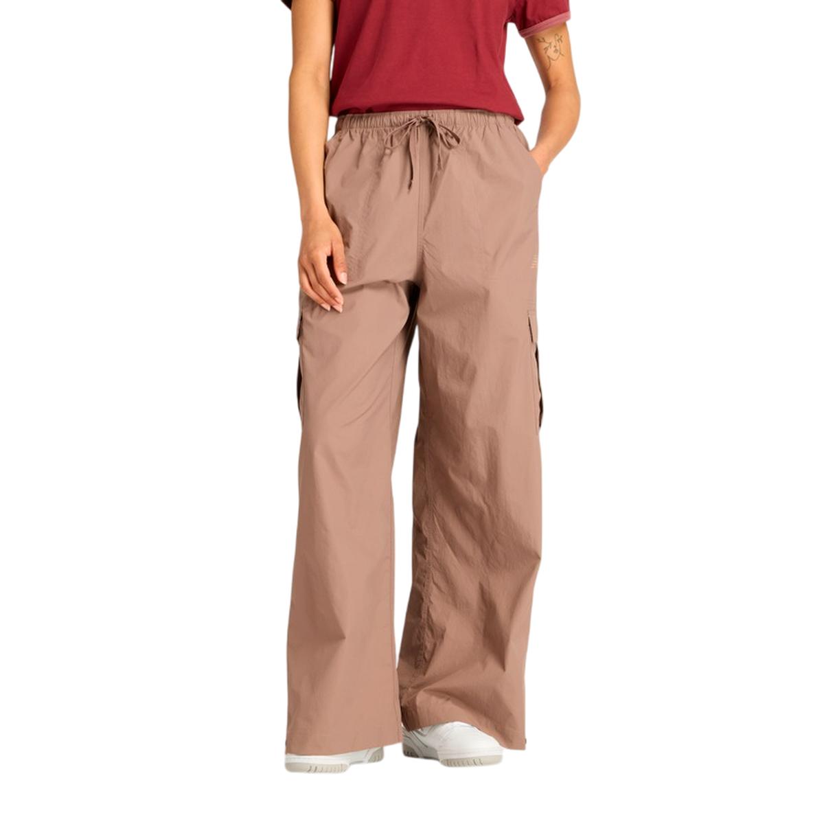 PANTALON LIFESTYLE MUJER NEW BALANCE WOVEN CARGO CAFE - 1