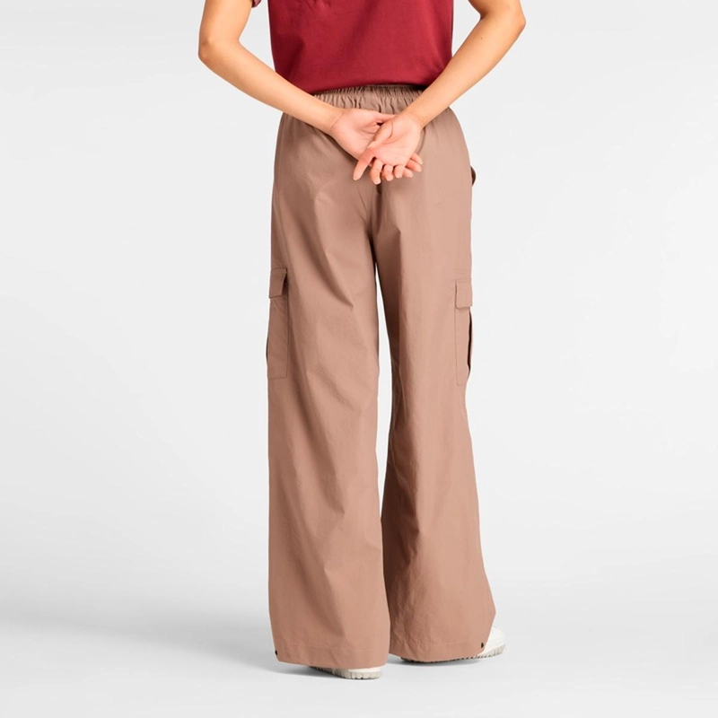 PANTALON LIFESTYLE MUJER NEW BALANCE WOVEN CARGO CAFE - 2