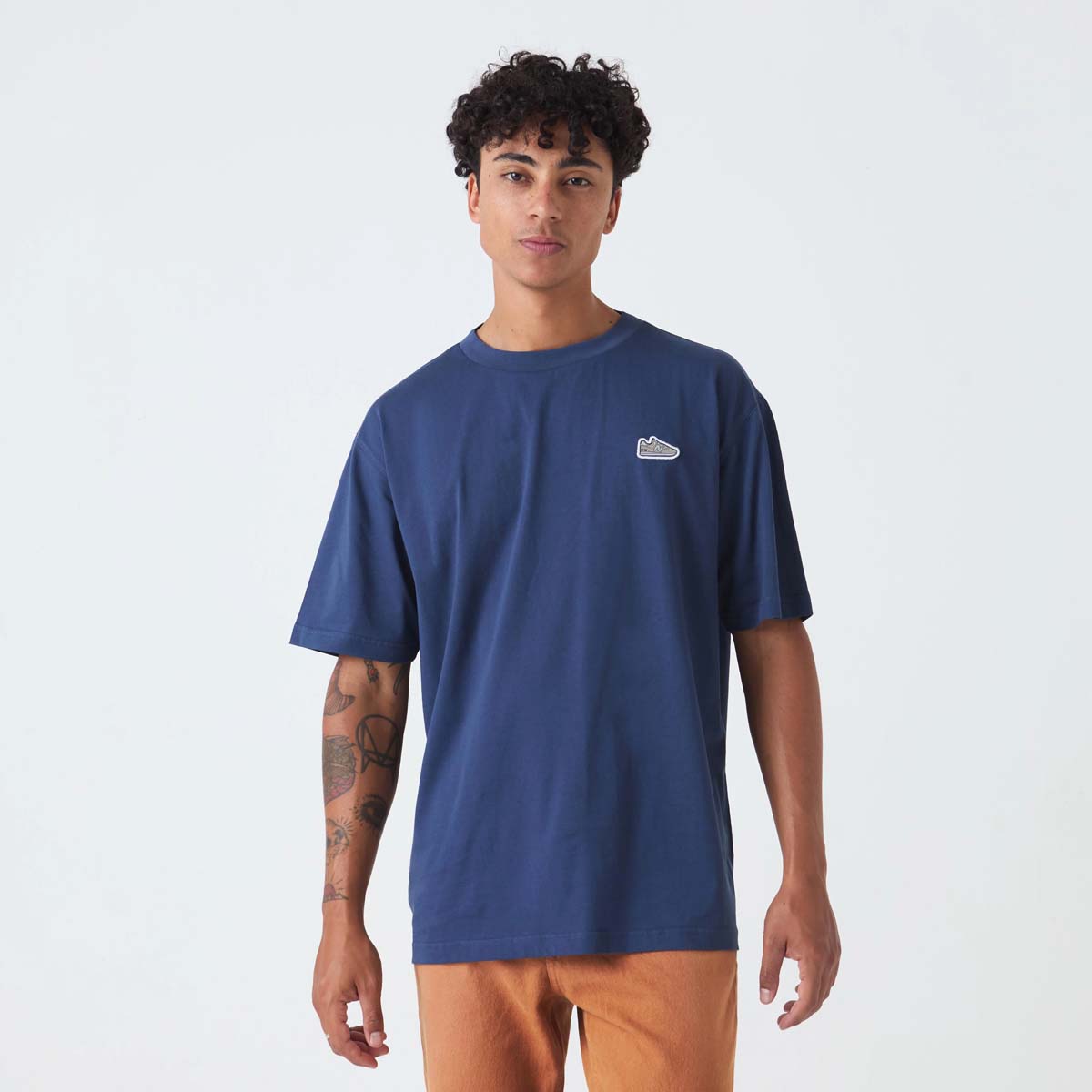 NEW BALANCE POLERA LIFESTYLE HOMBRE NEW BALANCE ATHLETICS 574 PATCH AZUL